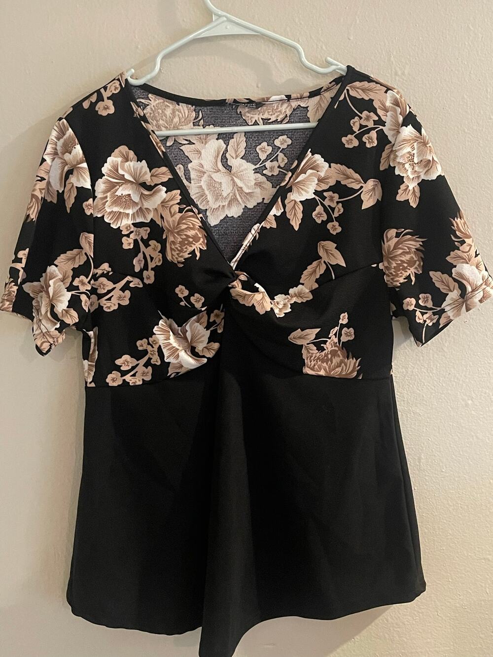 BloomChic Black Floral Short Sleeve V-Neck Top Size 14-16